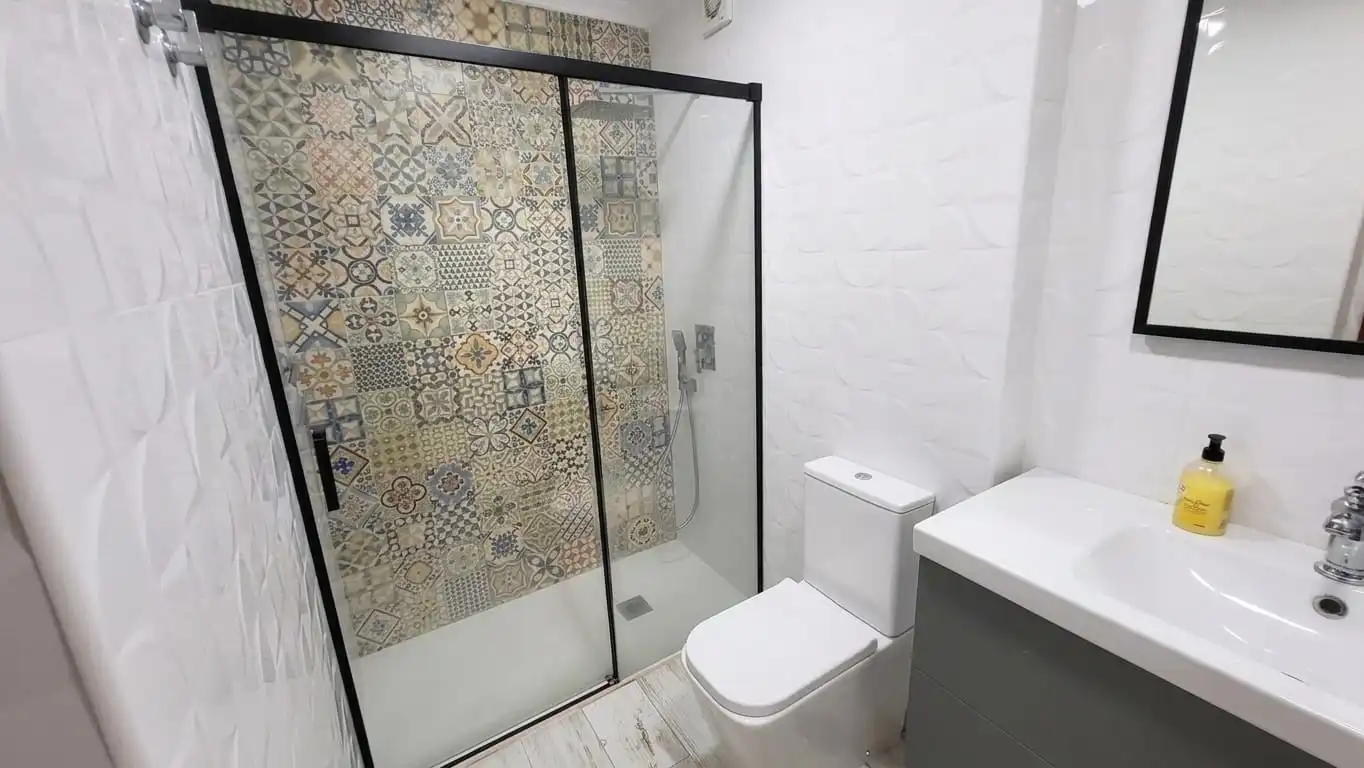 Baño de Piso en venta en Rincón de la Victoria con Aire acondicionado, Trastero y Amueblado