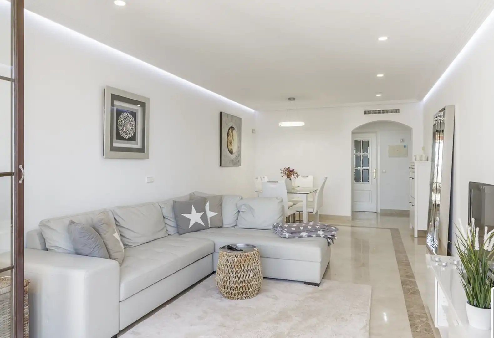 Sala de estar de Ático en venta en Benahavís con Aire acondicionado, Terraza y Trastero