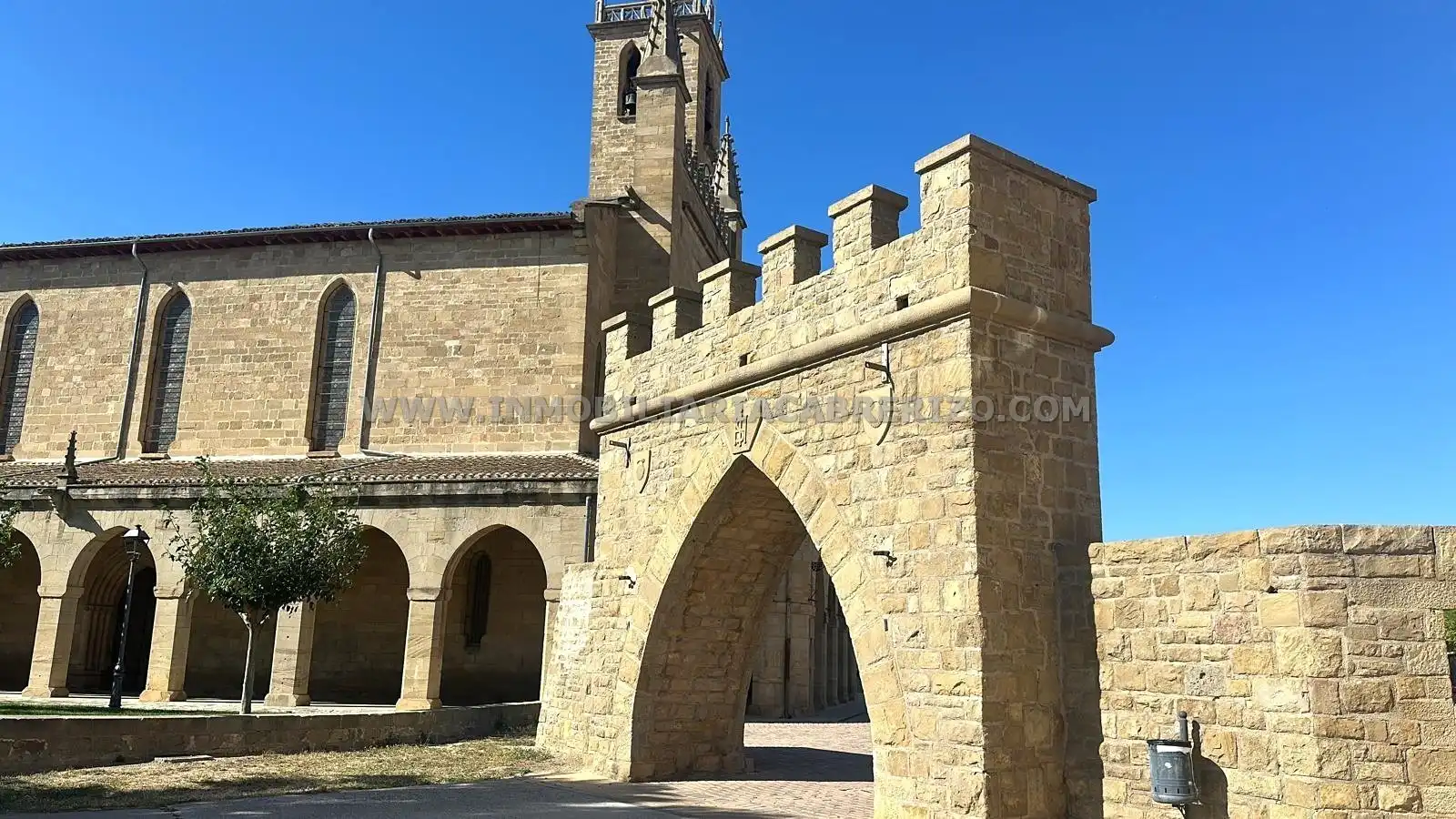 Vista exterior de Casa adosada en venda en Obanos amb Calefacció, Parquet i Terrassa