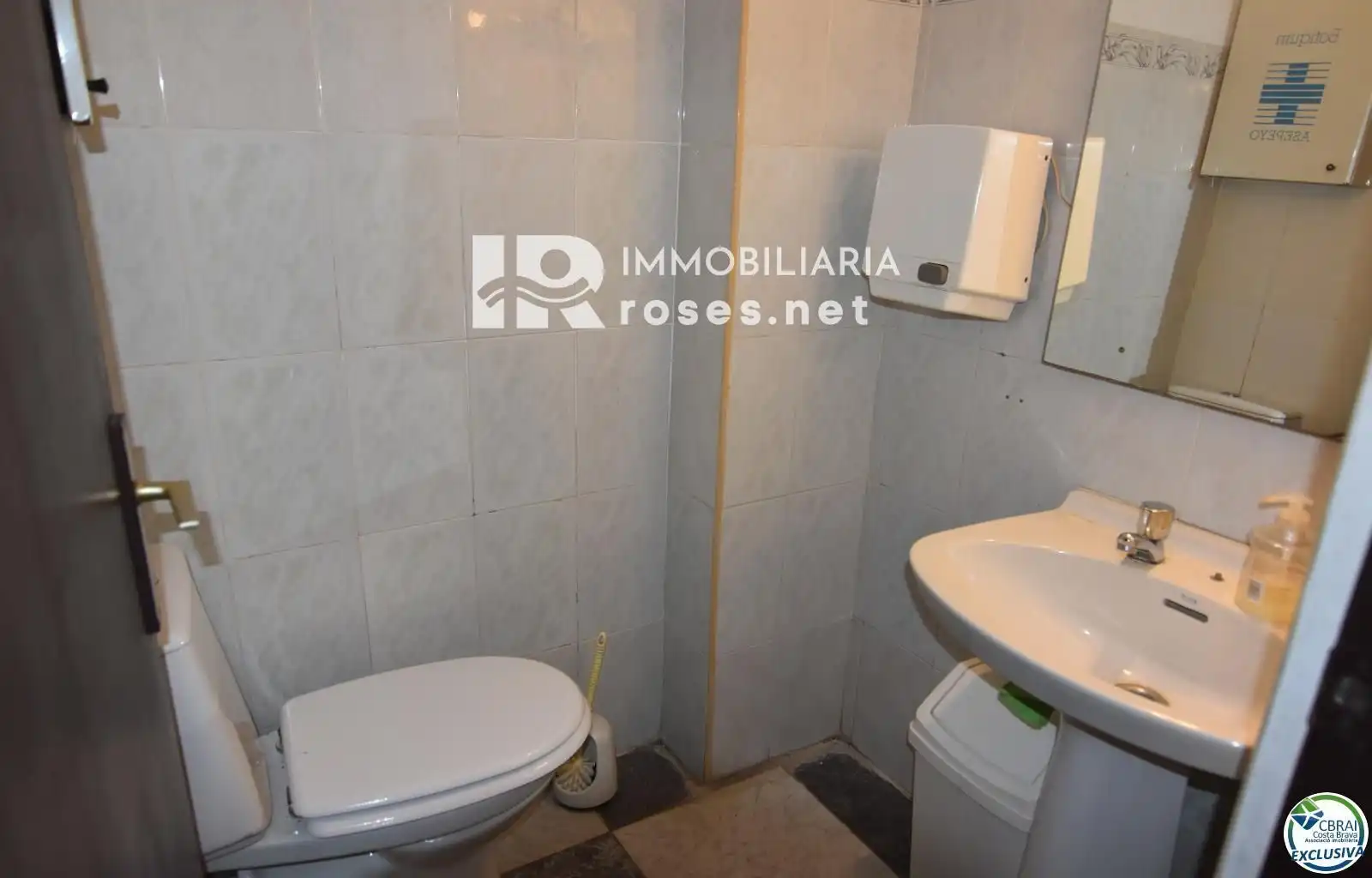 Badezimmer von Geschaftsraum zum Verkauf in Roses mit Klimaanlage