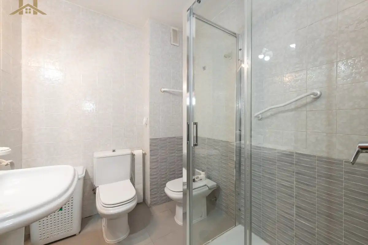 Badezimmer von Wohnung zum Verkauf in Madrid mit Klimaanlage, Heizung und Terrasse
