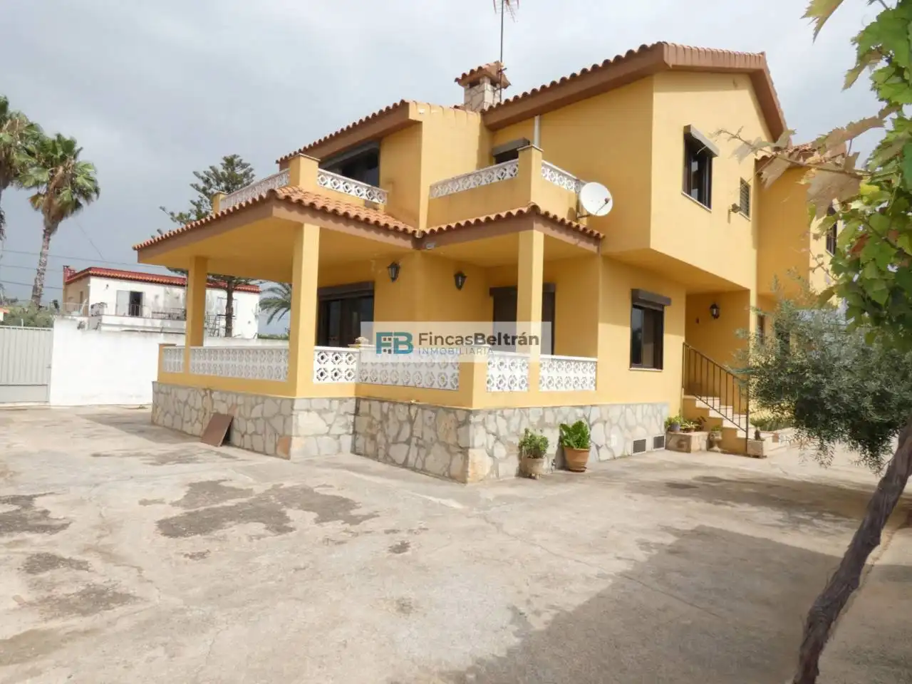 Vista exterior de Casa o xalet en venda en Benicarló amb Aire condicionat, Calefacció i Jardí privat