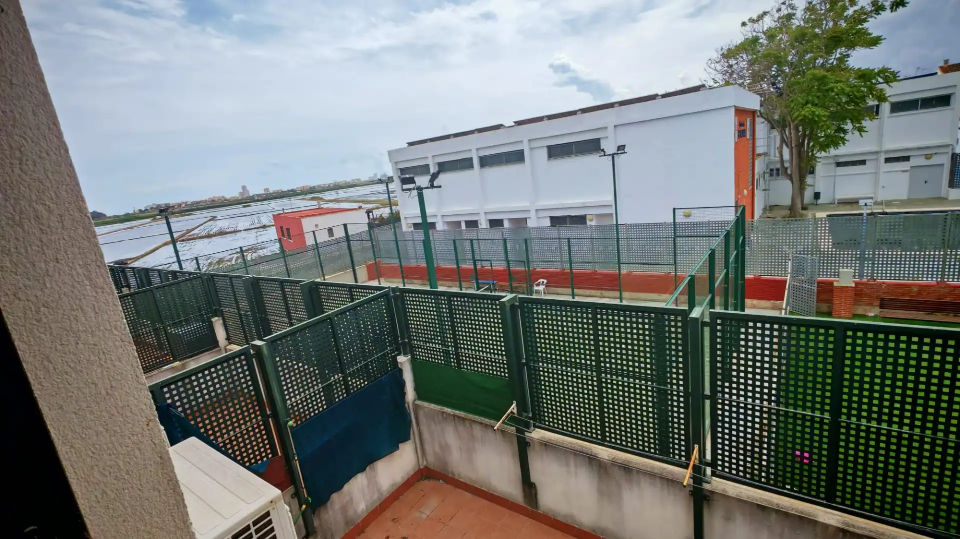 Außenansicht von Einfamilien-Reihenhaus zum Verkauf in Valencia mit Terrasse, Abstellraum und Ofen
