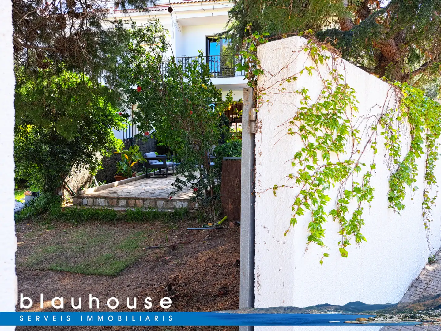 Vista exterior de Casa adosada en venda en Llançà amb Jardí privat, Parquet i Terrassa