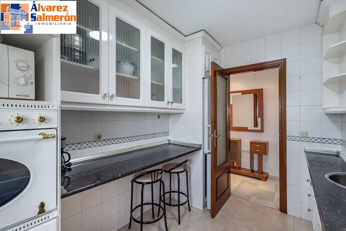 Cocina de Piso en venta en Granada con Balcón