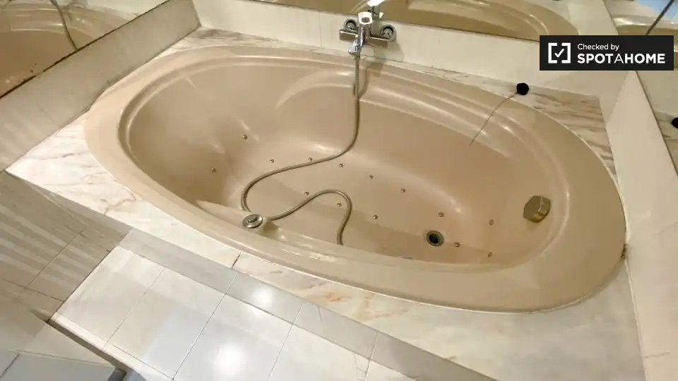 Bany de Pis de lloguer en Valencia amb Aire condicionat, Calefacció i Moblat