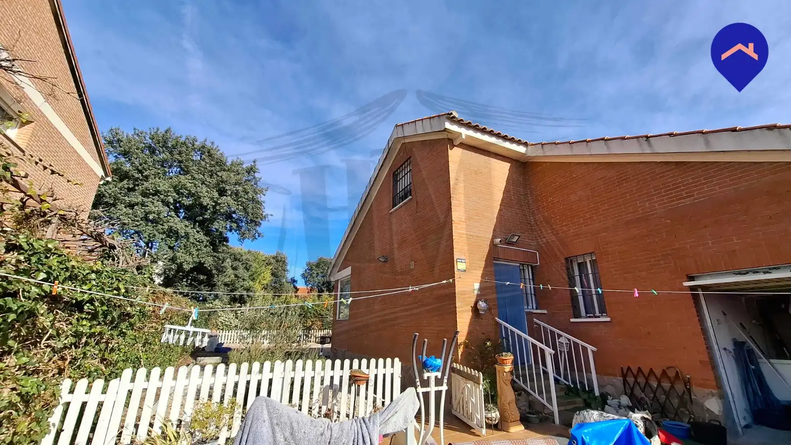 Vista exterior de Casa o xalet en venda en Pioz amb Jardí privat, Internet i Alarma