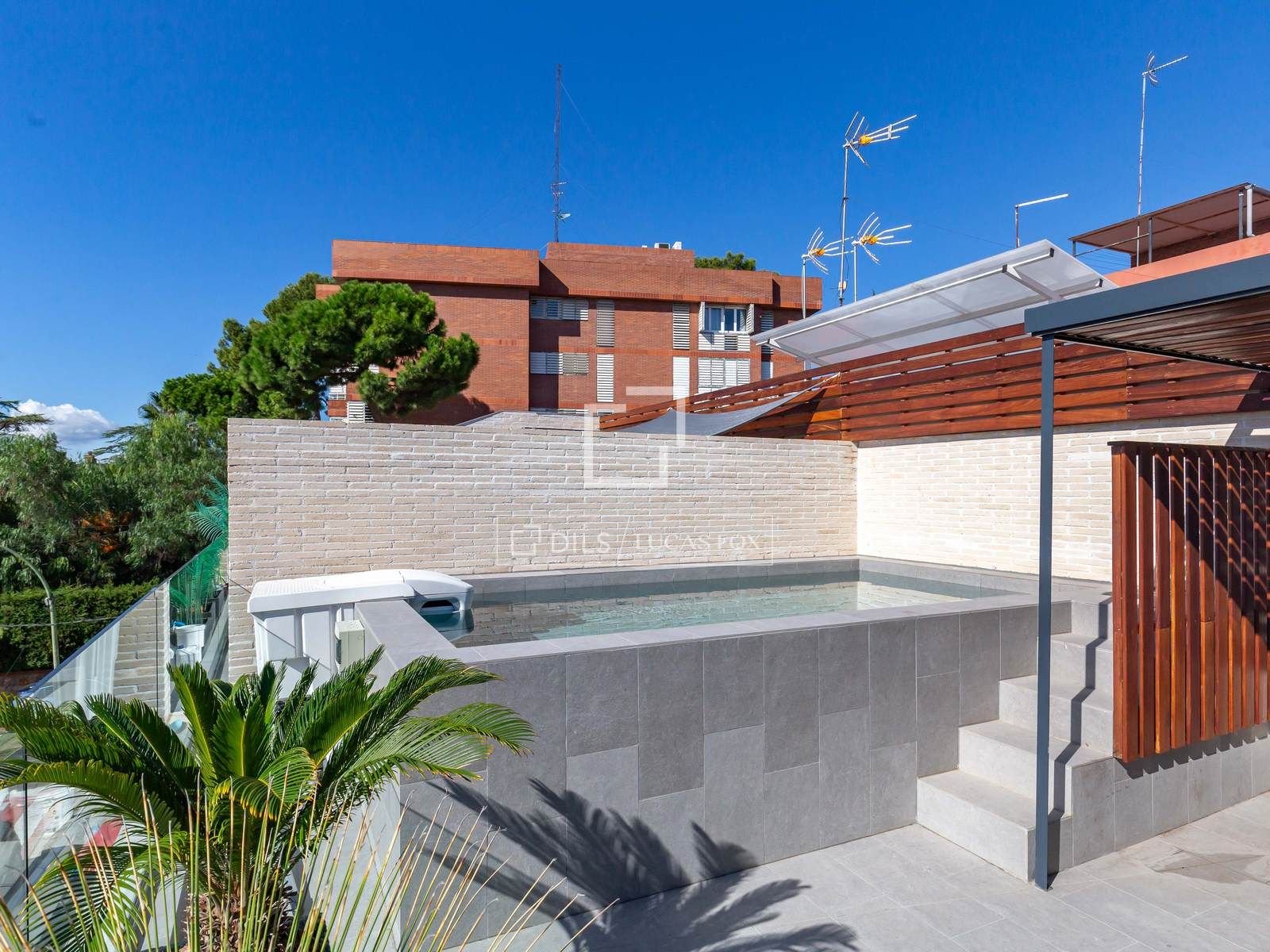 Swimming pool of House or chalet for sale in Esplugues de Llobregat  with Air Conditioner, Heating and Parquet flooring