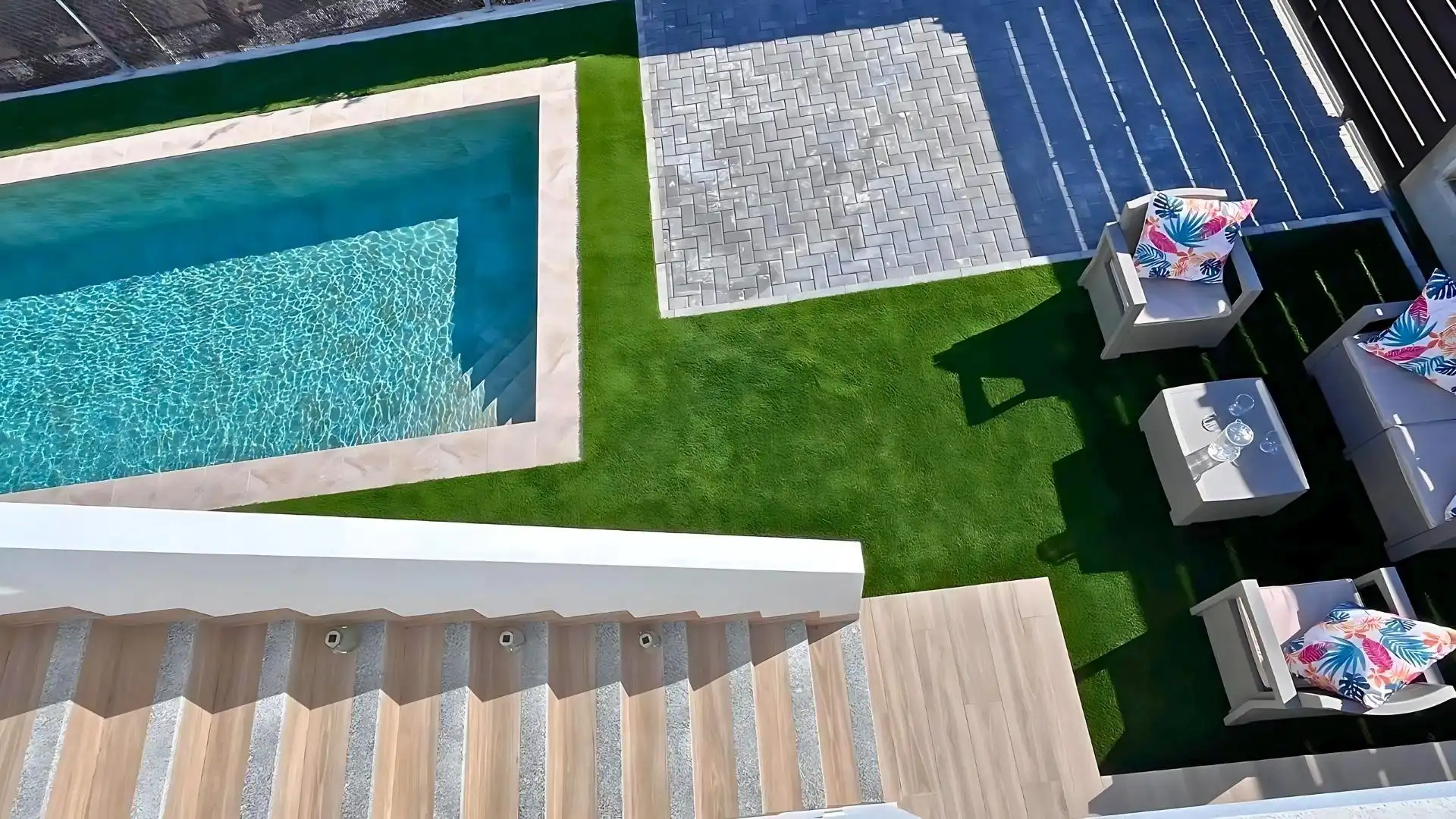 Schwimmbecken von Einfamilien-Reihenhaus zum Verkauf in Madrid mit Schwimmbad