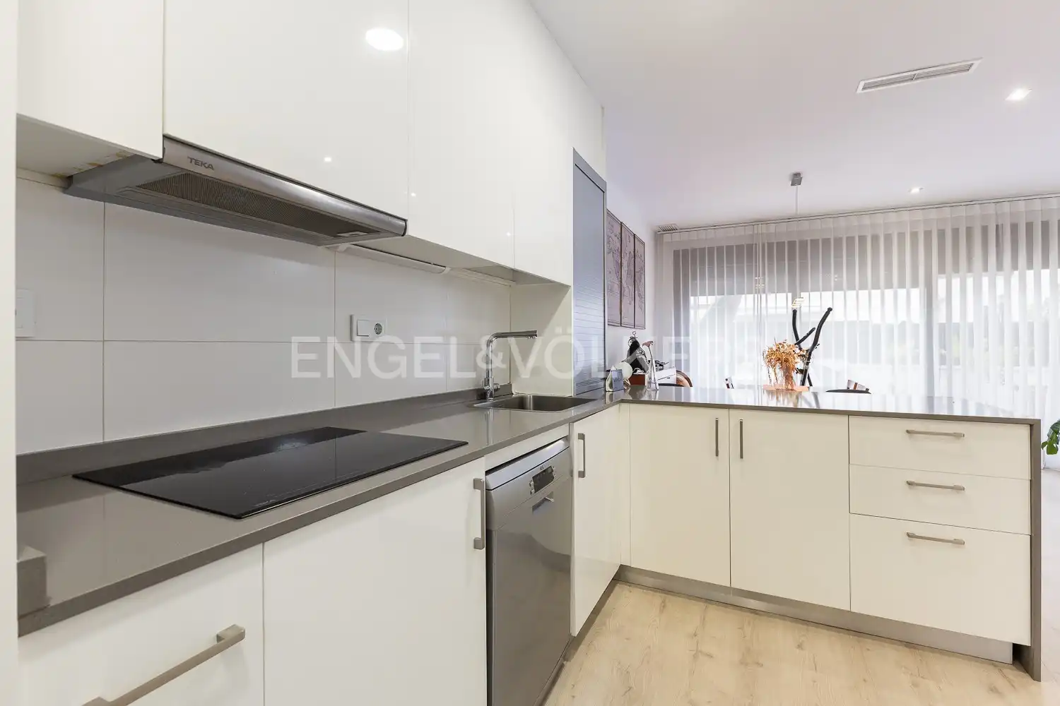 Cocina de Casa o chalet en venta en Valencia con Aire acondicionado, Calefacción y Jardín privado