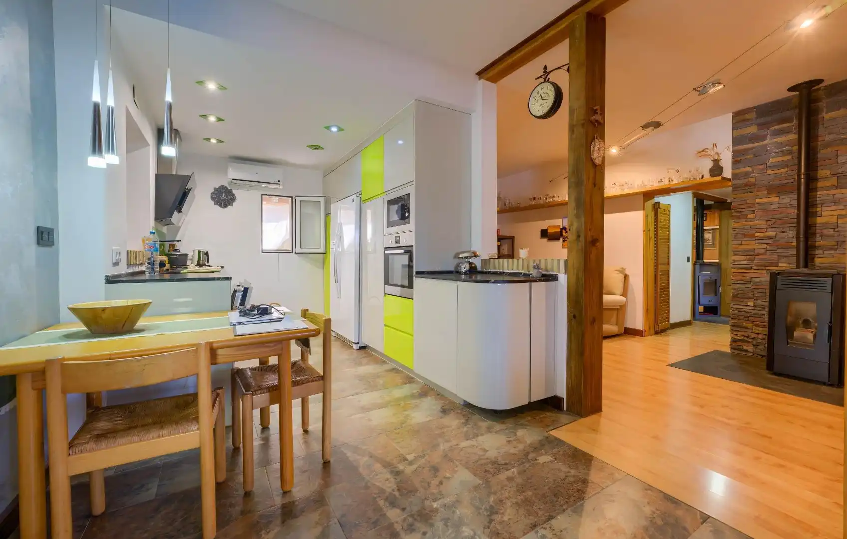 Cocina de Casa o chalet en venta en Sanlúcar la Mayor con Aire acondicionado, Jardín privado y Trastero