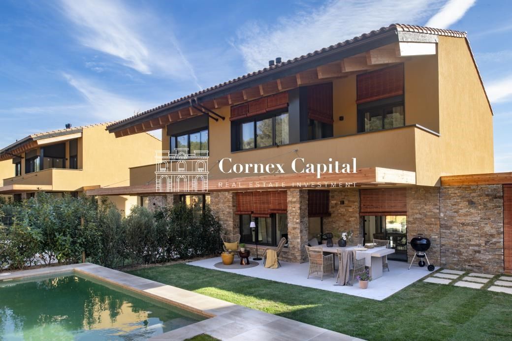 Vista exterior de Casa adosada en venda en Regencós amb Aire condicionat, Calefacció i Jardí privat