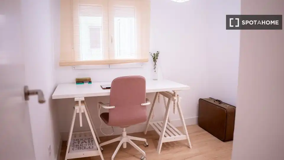 Dormitori de Apartament per a compartir en Málaga amb Aire condicionat, Terrassa i Moblat