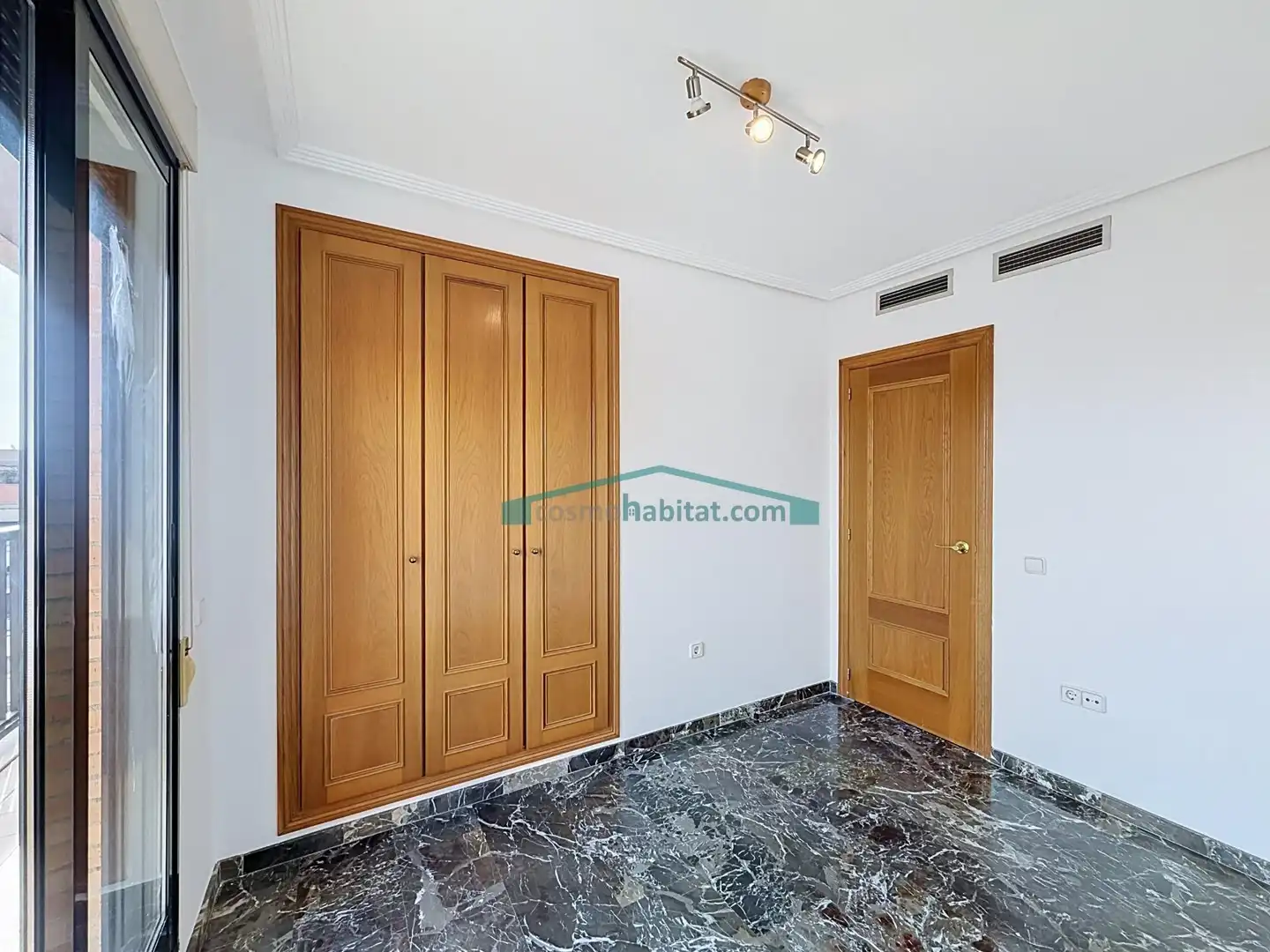 Schlafzimmer von Wohnung zur Miete in Valencia mit Klimaanlage und Terrasse