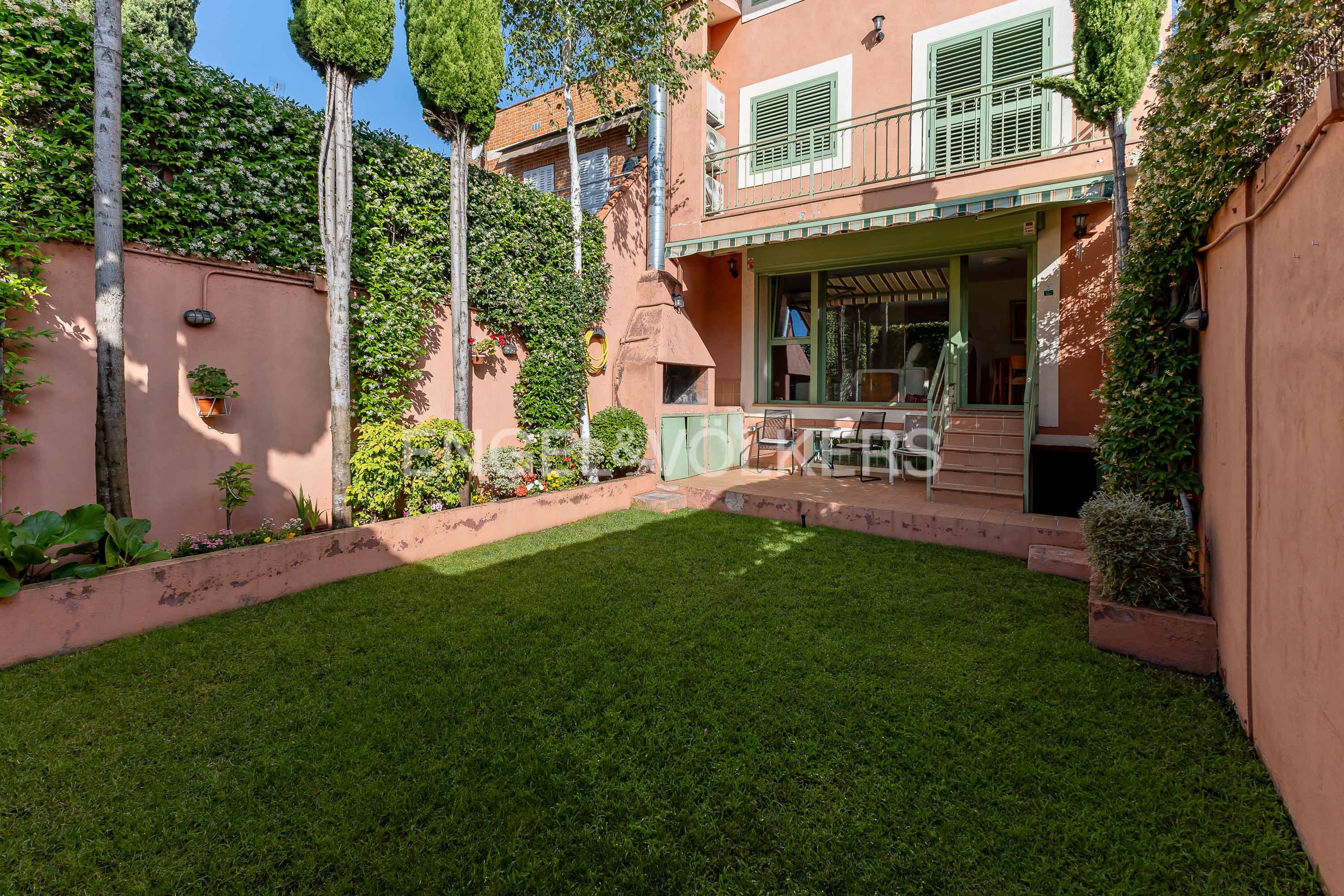 Garden of Single-family semi-detached for sale in  Madrid Capital  with Air Conditioner, Heating and Private garden