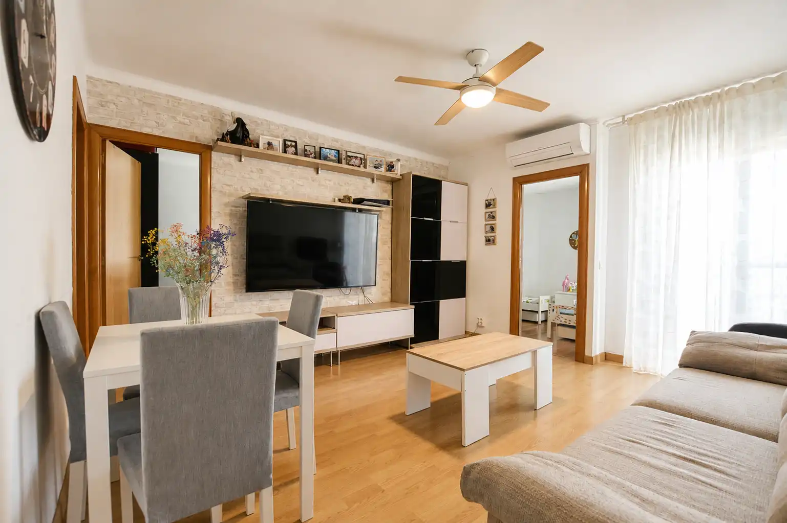 Sala de estar de Piso en venta en Santa Coloma de Gramenet con Aire acondicionado y Terraza