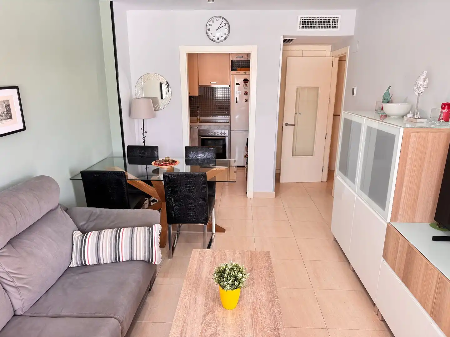 Sala d'estar de Apartament en venda en Roquetas de Mar amb Aire condicionat, Terrassa i Moblat