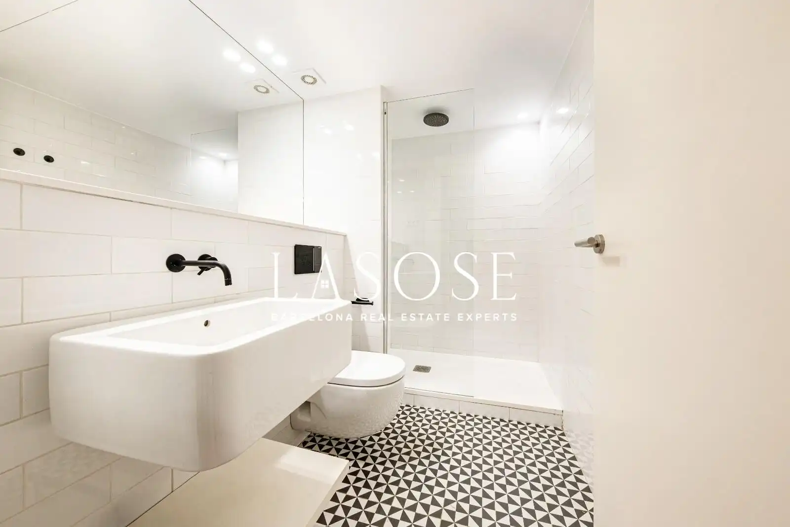 Badezimmer von Dachboden zum Verkauf in Barcelona mit Klimaanlage, Heizung und Terrasse