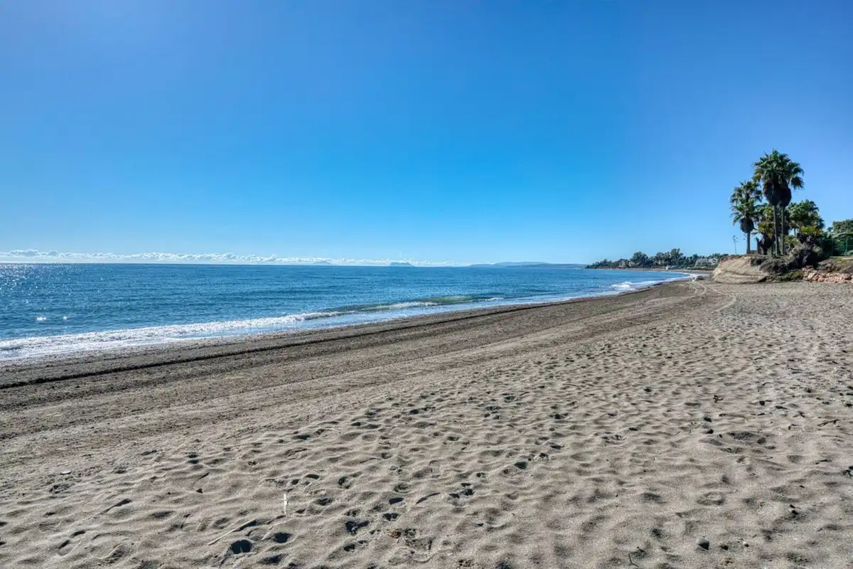 Vista exterior de Apartament en venda en Estepona amb Aire condicionat, Jardí privat i Terrassa