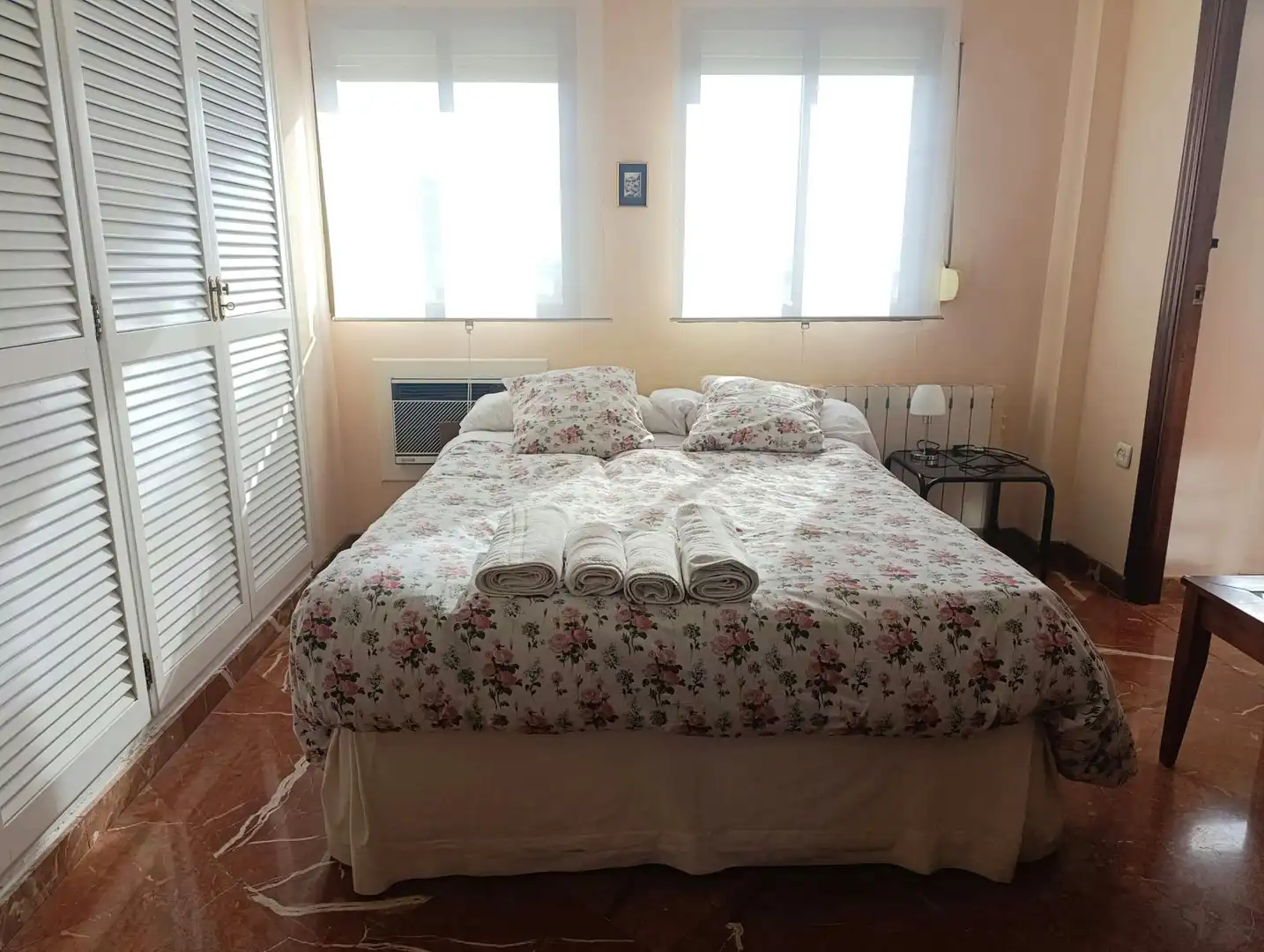 Habitación de Piso de alquiler en Sevilla con Aire acondicionado y TV