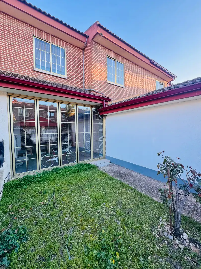 Vista exterior de Casa adosada en venta en Laguna de Duero con Calefacción, Jardín privado y Parquet