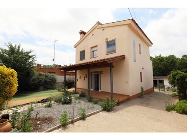 Casa amb jardí en venda a Calle Crisantemo