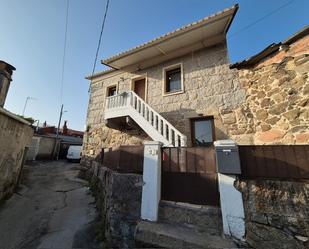 Vista exterior de Casa o xalet en venda en Vilagarcía de Arousa amb Calefacció, Jardí privat i Terrassa