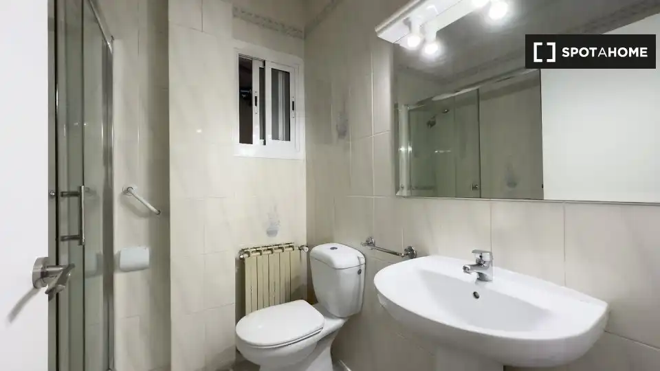 Baño de Piso de alquiler en Barcelona con Aire acondicionado, Calefacción y Amueblado