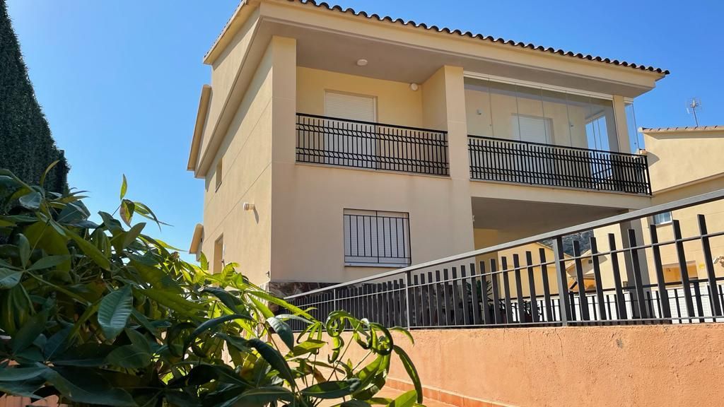 Vista exterior de Casa o xalet en venda en Benicasim / Benicàssim amb Jardí privat, Terrassa i Traster