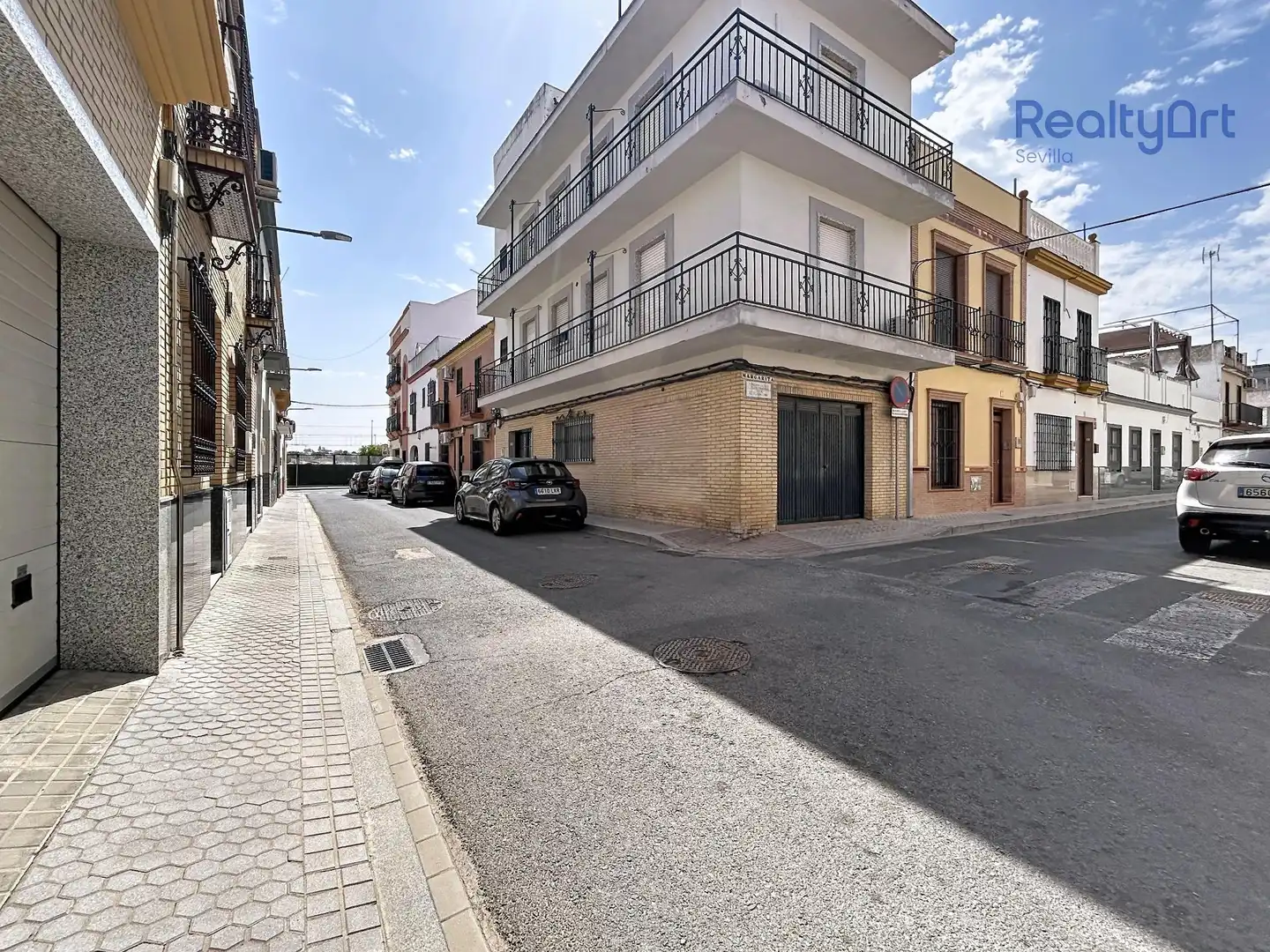 Vista exterior de Casa o xalet en venda en Sevilla amb Aire condicionat, Terrassa i Balcó