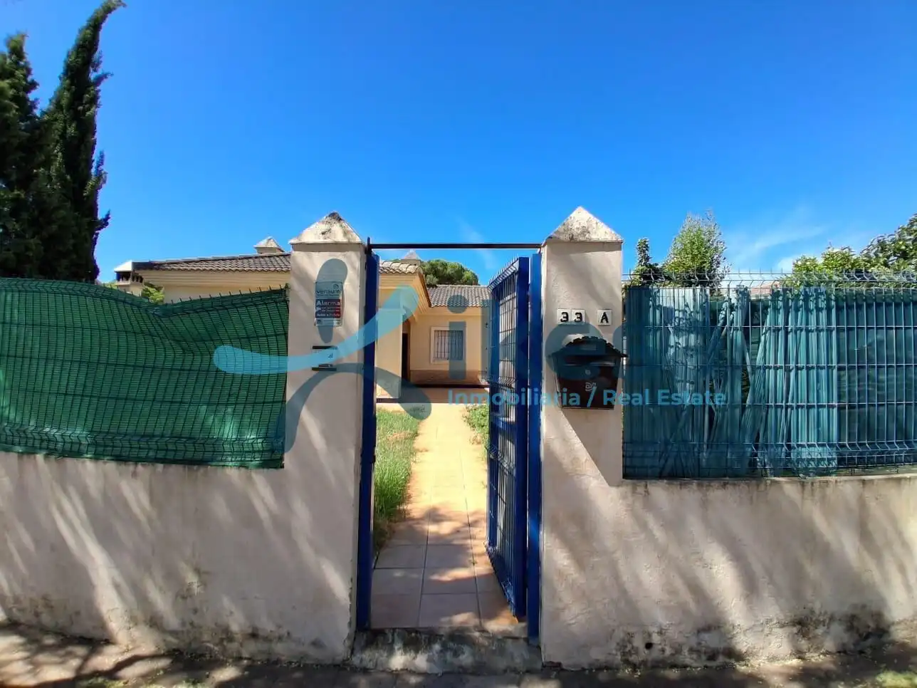 Vista exterior de Casa adosada en venda en El Portil amb Piscina comunitària