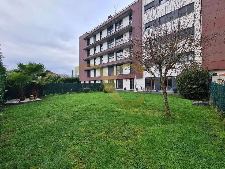 Außenansicht von Wohnung zum Verkauf in Oviedo  mit Heizung, Privatgarten und Terrasse