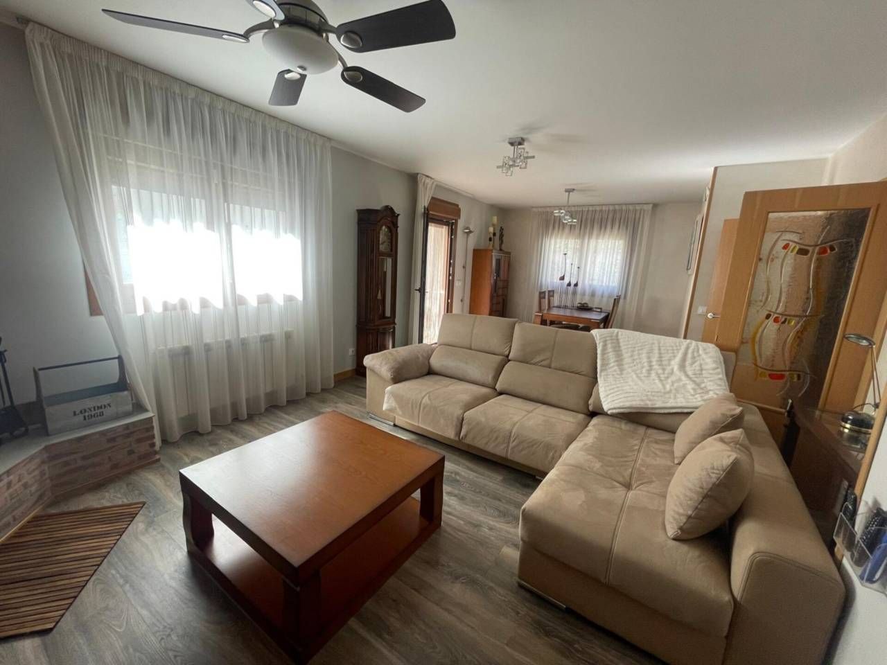 Sala d'estar de Casa o xalet en venda en Hontoria de la Cantera amb Calefacció, Jardí privat i Parquet
