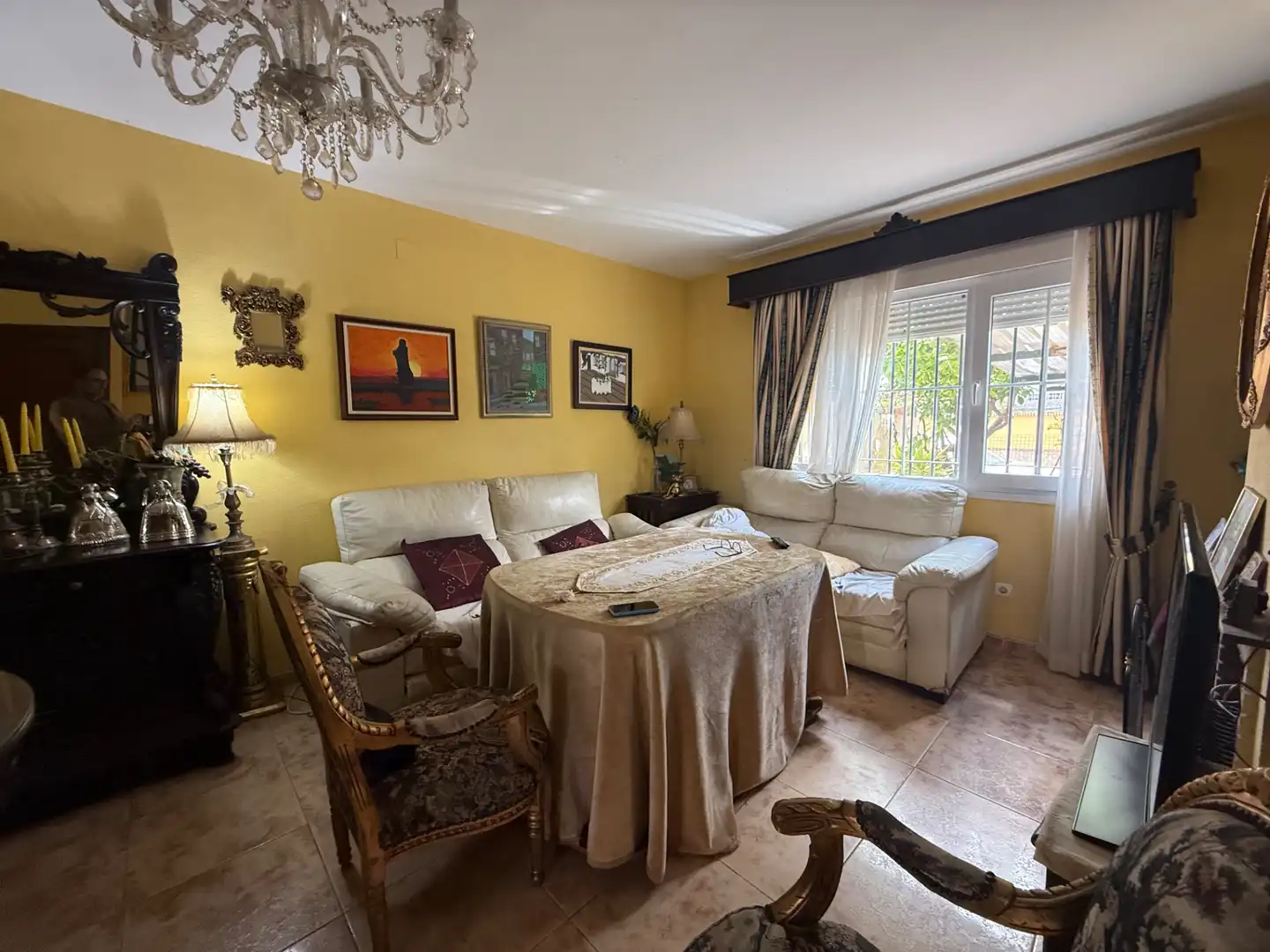 Wohnzimmer von Einfamilien-Reihenhaus zum Verkauf in Aljaraque mit Klimaanlage, Heizung und Privatgarten
