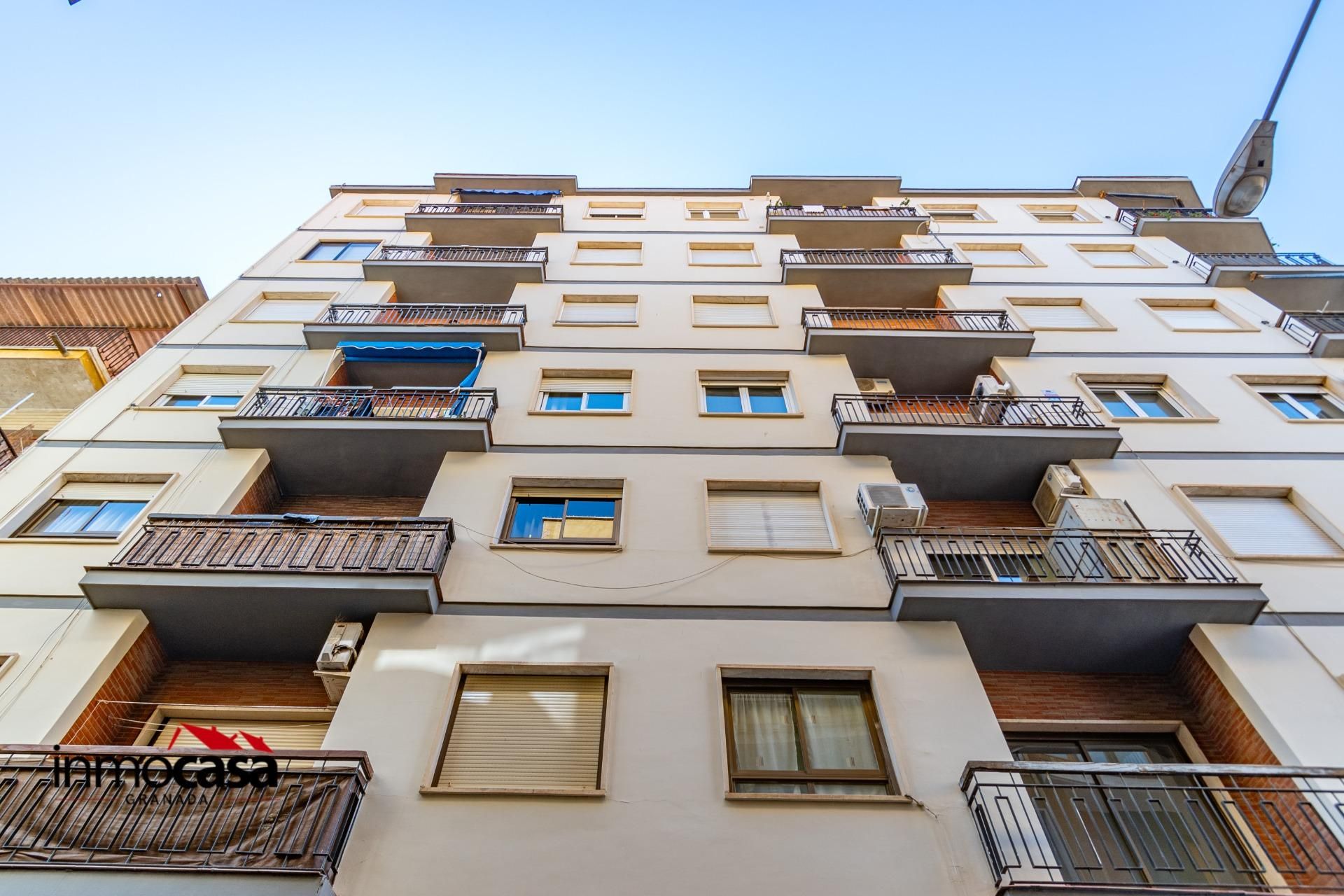 Vista exterior de Pis en venda en Guadix amb Terrassa i Balcó