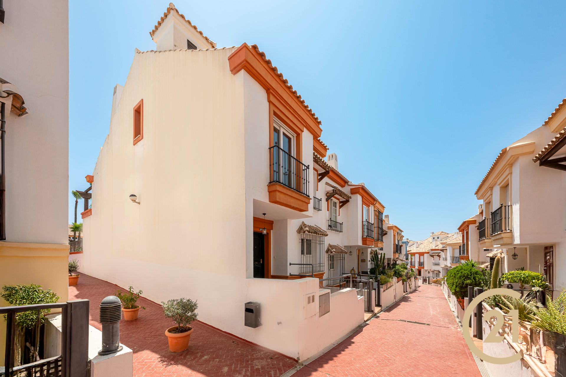 Vista exterior de Casa adosada en venda en Marbella amb Aire condicionat, Terrassa i Piscina comunitària