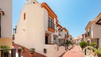 Vista exterior de Casa adosada en venda en Marbella amb Aire condicionat, Terrassa i Piscina comunitària