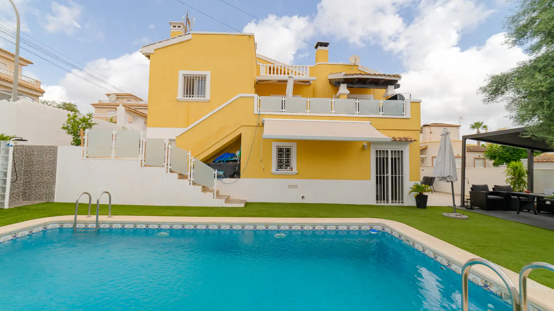 Piscina de Casa o xalet en venda en San Miguel de Salinas amb Aire condicionat, Jardí privat i Terrassa