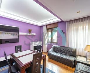 Sala d'estar de Pis de lloguer en Oviedo  amb Calefacció, Parquet i Moblat