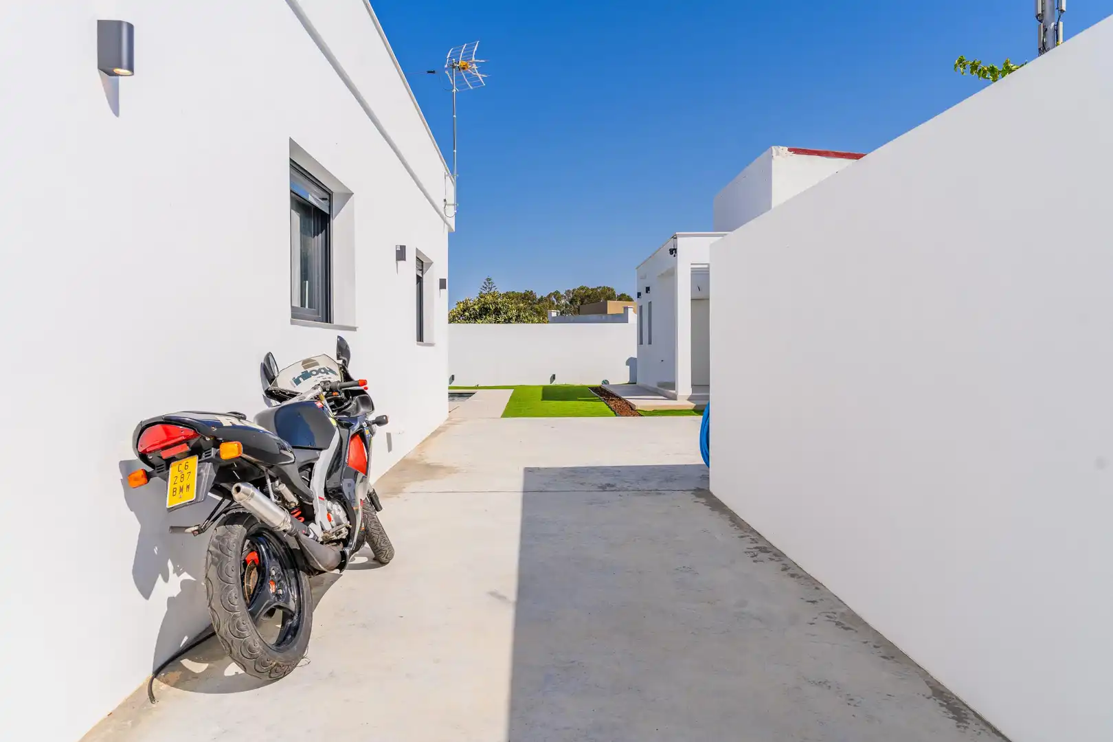 Vista exterior de Casa o chalet en venta en Chiclana de la Frontera con Jardín privado, Terraza y Piscina