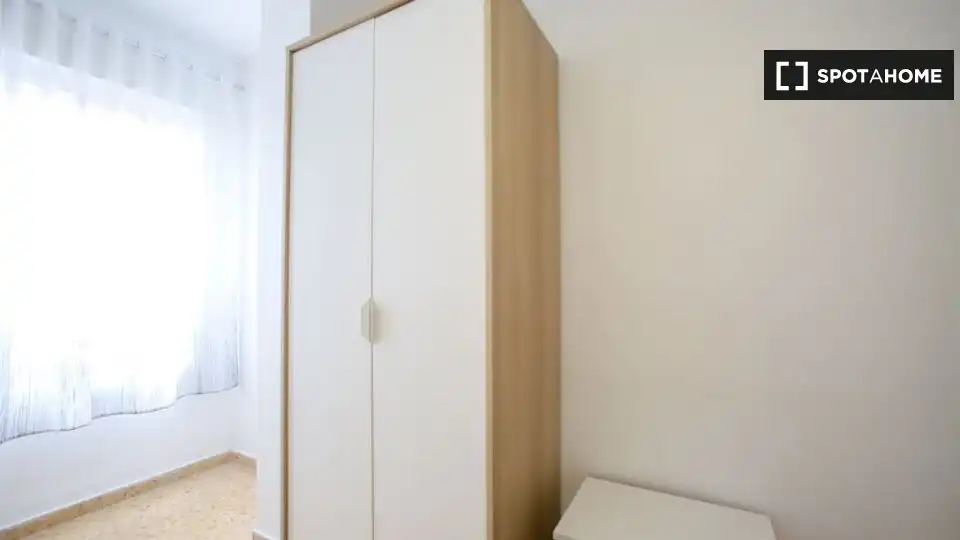 Habitación de Piso de alquiler en Valencia con Aire acondicionado, Calefacción y Amueblado
