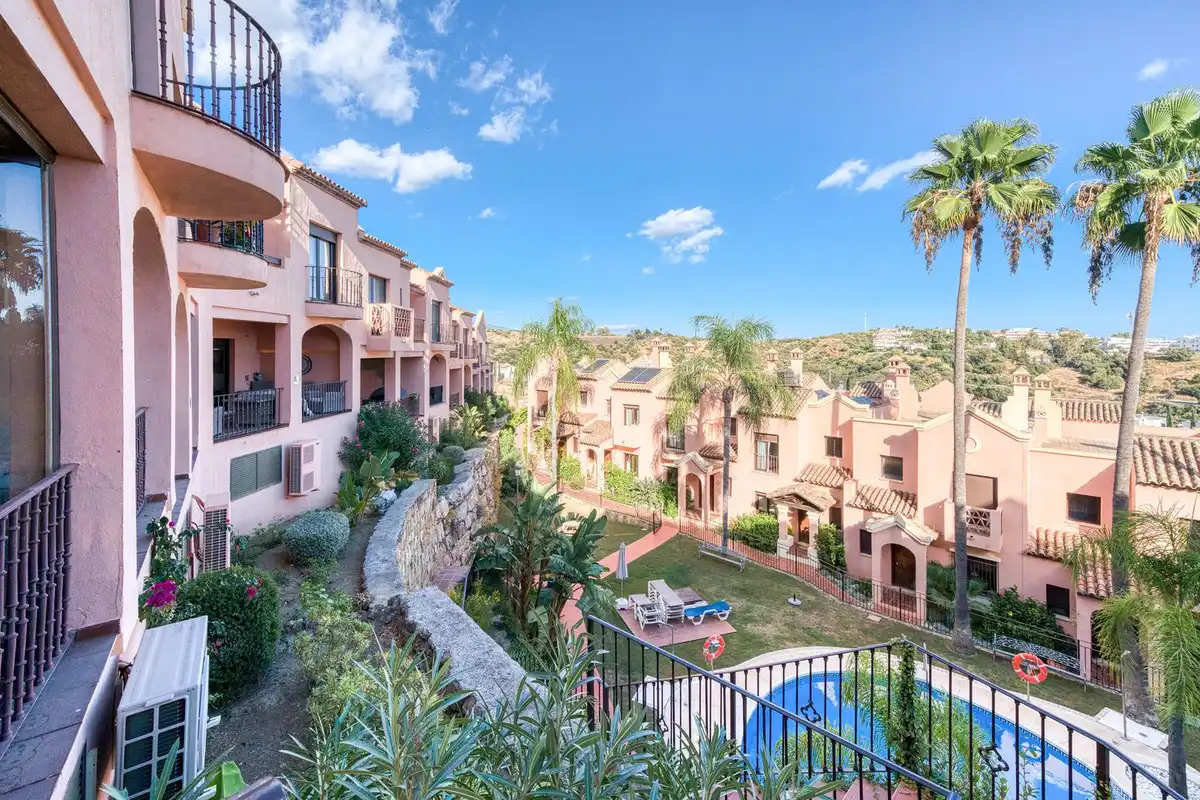 Außenansicht von Einfamilien-Reihenhaus zum Verkauf in Estepona mit Klimaanlage, Terrasse und Alarm