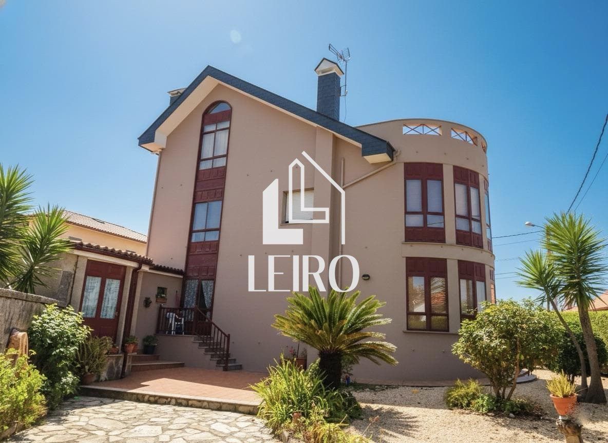 Vista exterior de Casa o xalet en venda en Vilagarcía de Arousa amb Calefacció, Jardí privat i Terrassa