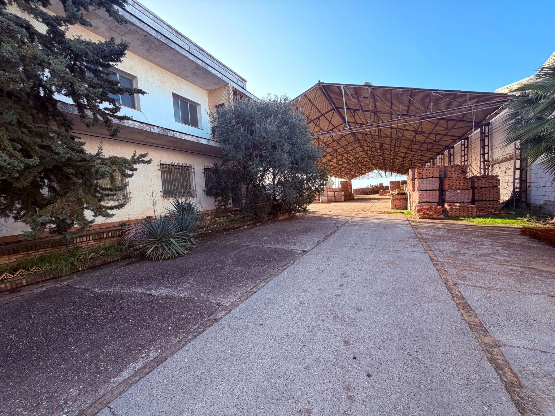 Außenansicht von Fabrikhallen zum verkauf in Salteras