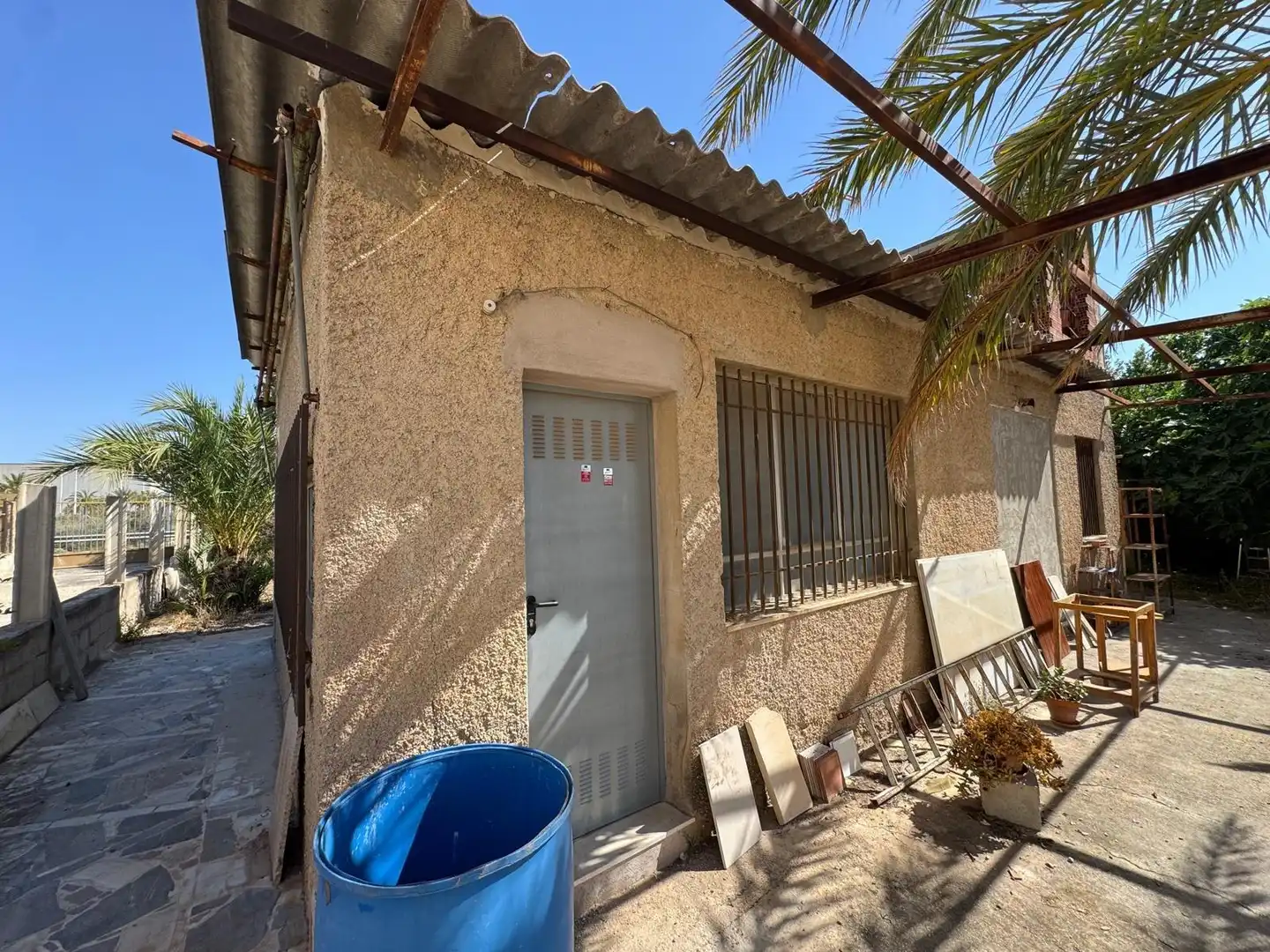 Außenansicht von Fabrikhallen zum Verkauf in Elche / Elx