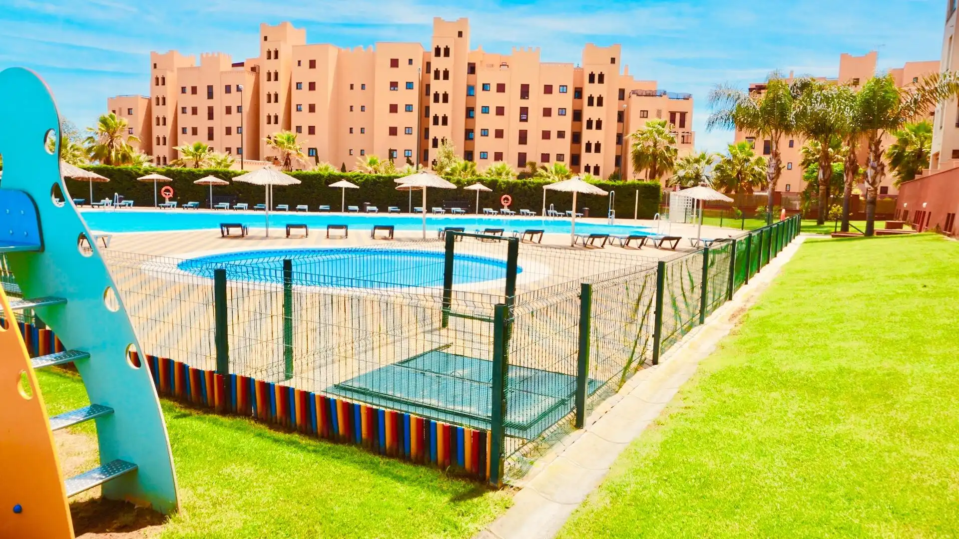 Schwimmbecken von Wohnungen zum Verkauf in Ayamonte mit Privatgarten, Terrasse und Möbliert