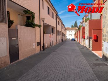 Casa amb jardí en venda a Genil