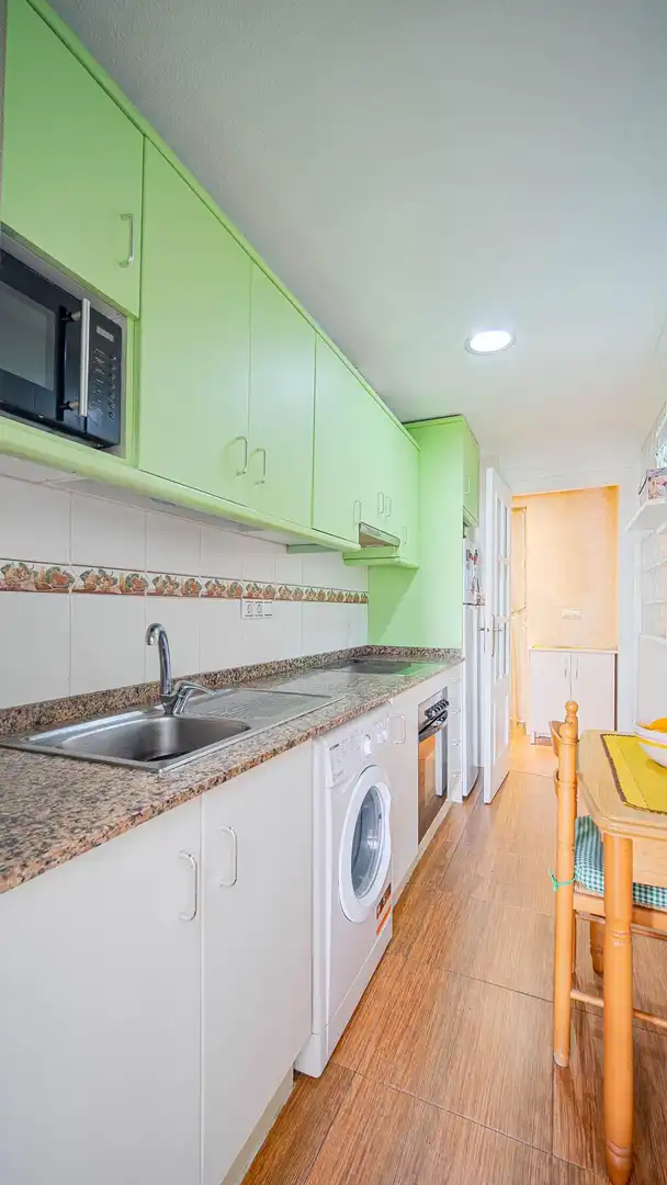 Cuina de Apartament en venda en Torrevieja amb Moblat i Balcó