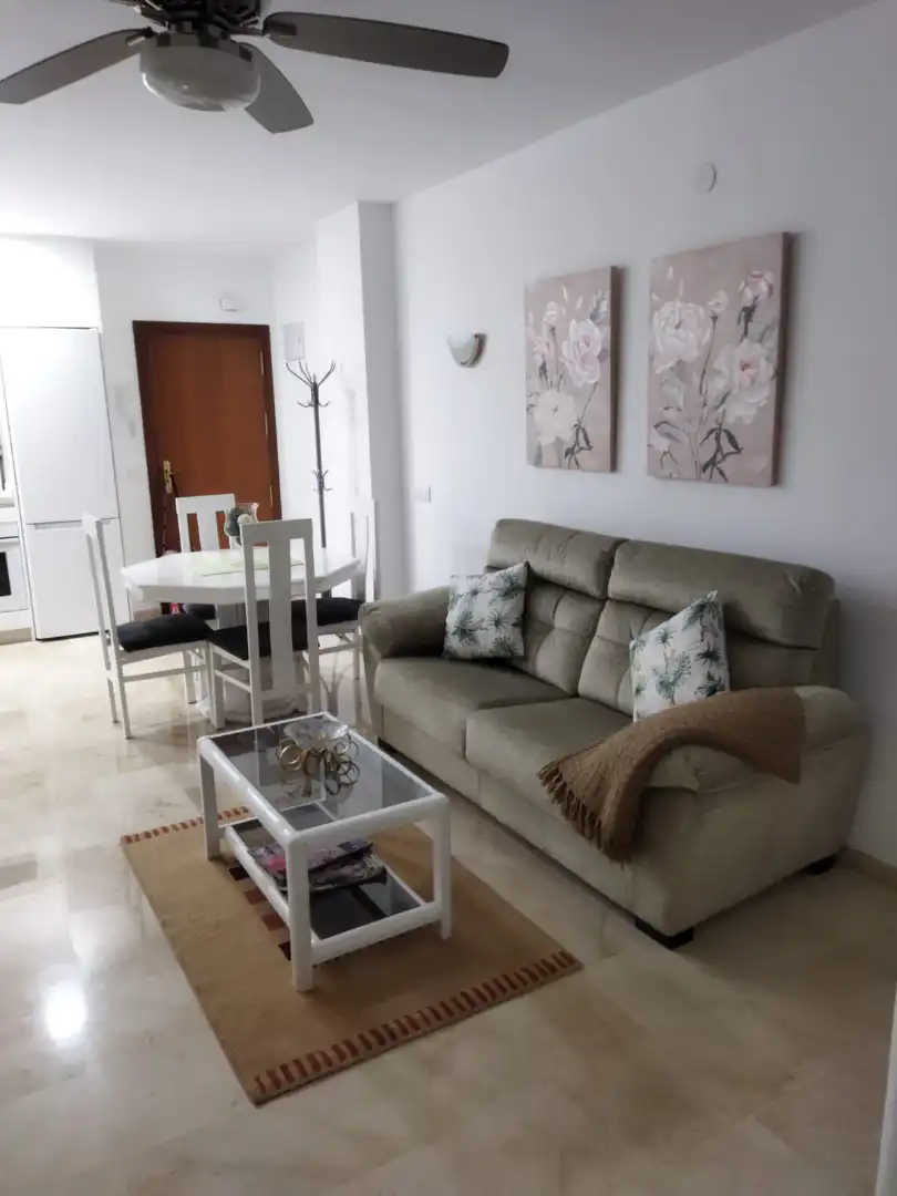 Sala de estar de Piso de alquiler en Fuengirola con Aire acondicionado, Calefacción y Jardín privado
