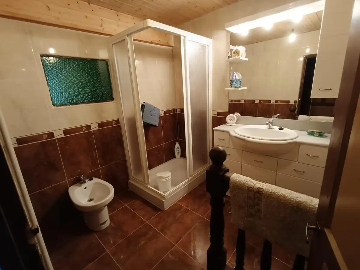 Badezimmer von Einfamilien-Reihenhaus zum Verkauf in Peñamellera Alta mit Heizung, Privatgarten und Terrasse
